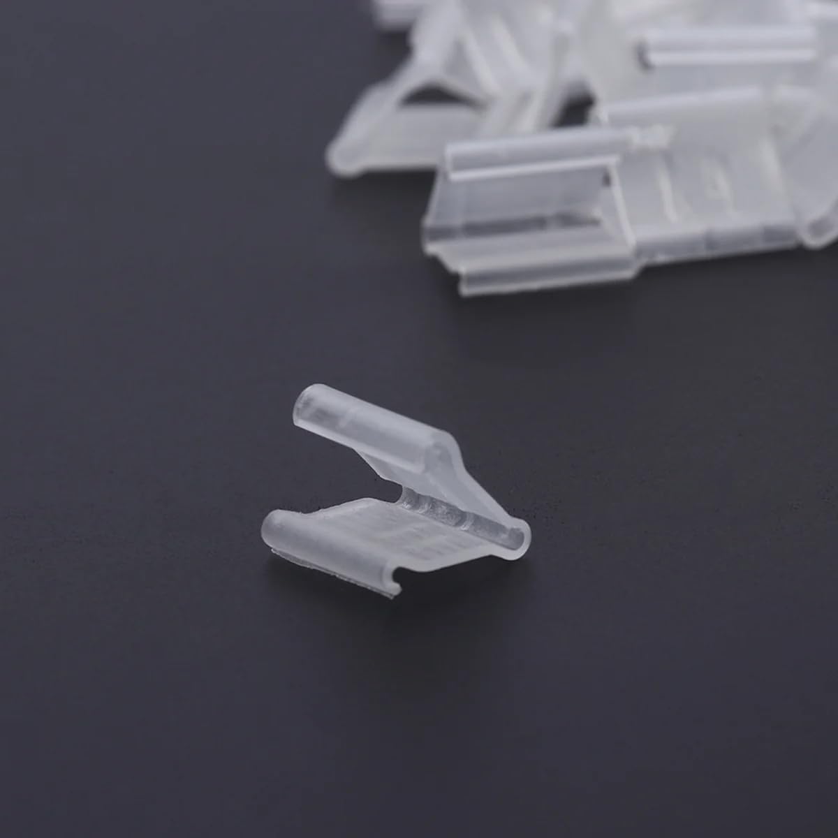 100Pcs Transparent Balloon V-shaped Clip Wedding Balloon Clip Creative Plastic V-Shaped Wedding Event Party Halloween Sealed Decorations