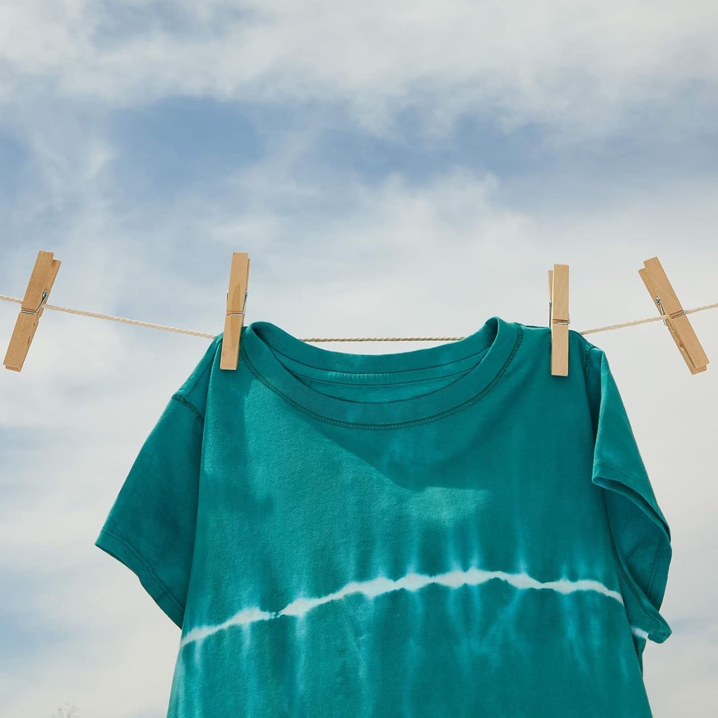 Juvale Wooden Clothespins & Hanging Clips - 100 Pack, 3.9x0.6x0.6in, Natural Wood, Modern - Heavy Duty Laundry Clips for Outdoor Clothesline - Clothespins for Crafts & Photo Displays