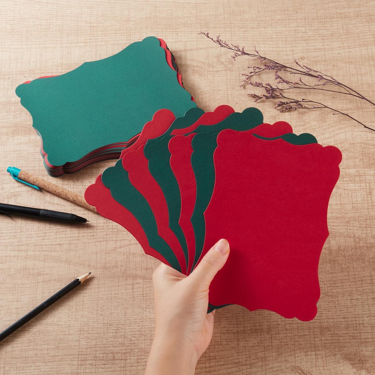 50 Pack Christmas Blank Kraft Cards Cardstock Thick Paper Brown Greeting Cards for DIY Gift Card Menus, Baby Shower and Wedding Invitations (Christmas Red/Green, 4x6IN)