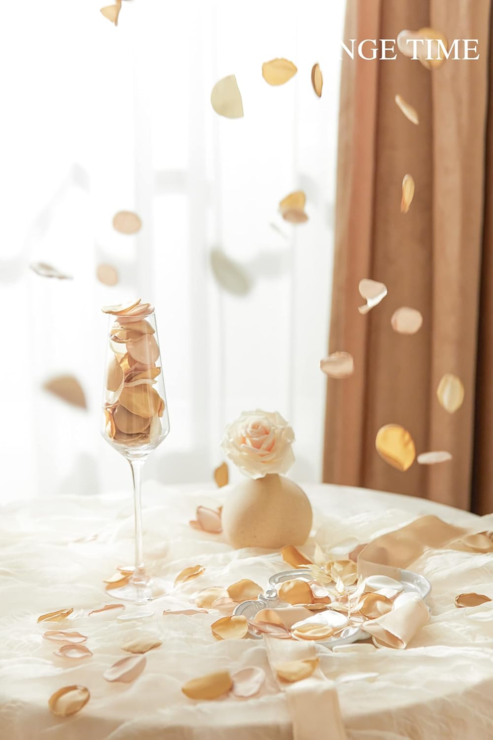 TINGE TIME 400pcs Silk Flower Petals for Wedding, Rose Petals for Decoration, Fake Flower Petals for Bridal Showers, Flower Girl Petals for Anniversaries and Parties (Champange Golden & Beige)