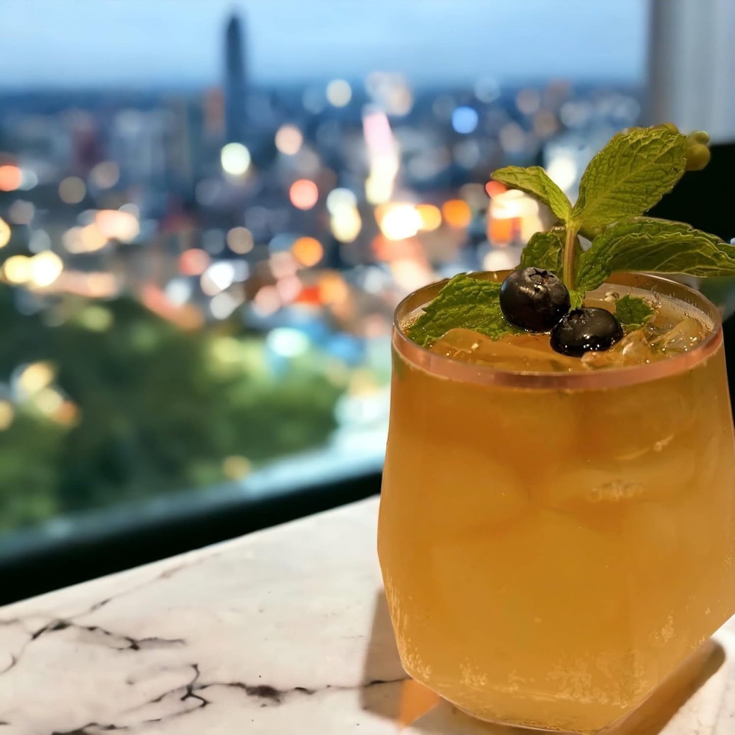 40 count Diamond Unbreakable Stemless Plastic Wine Champagne Whiskey Glasses Elegant Durable Disposable Indoor Outdoor Ideal for Home, Office, Bars, Wedding, 12 Ounce Cups Rose Gold Rim (Rose Gold)