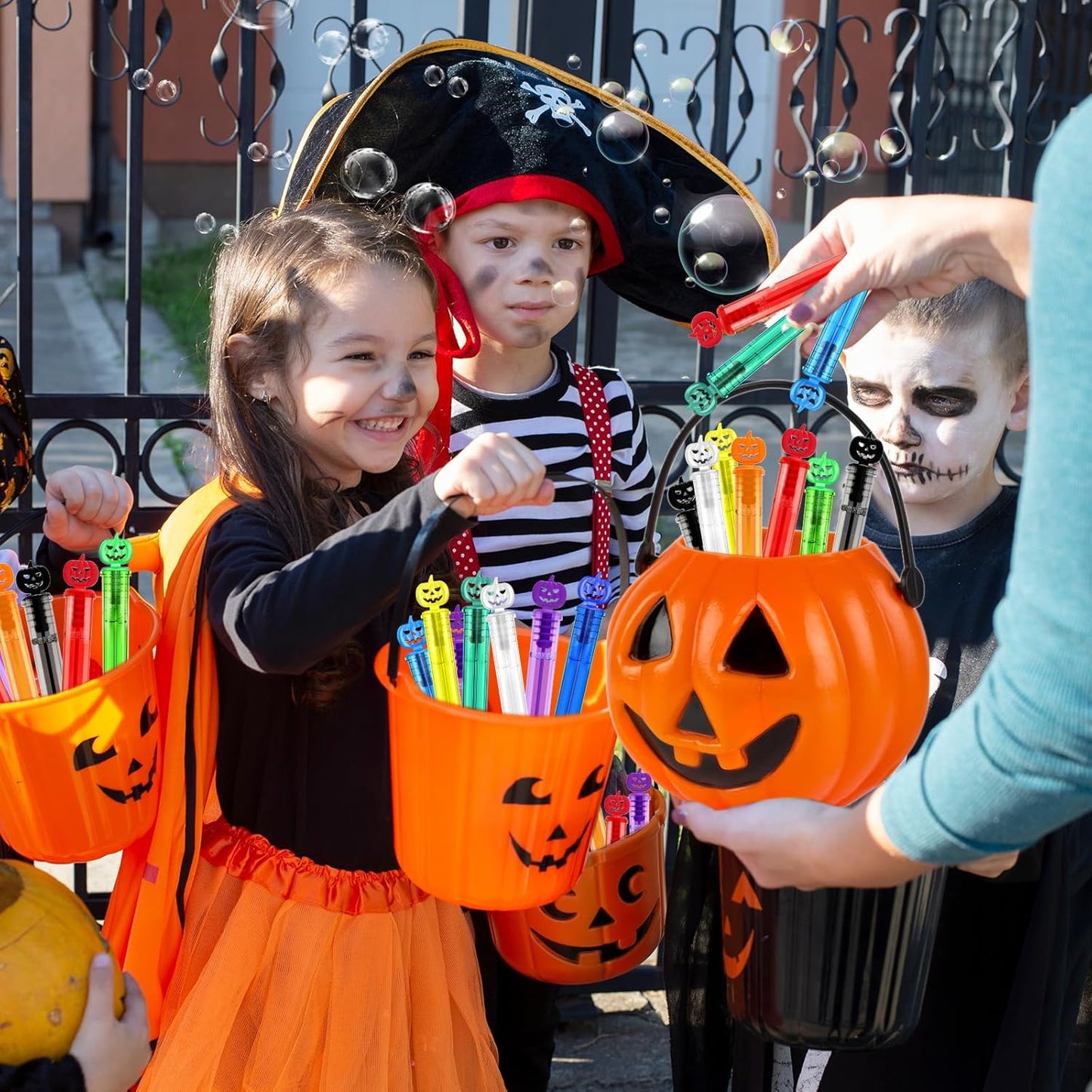 SpringFlower 400 PCS Halloween Mini Bubble Wands, Halloween Party Favors for Kids, Halloween-Themed Bubble Wands In 10 Colors, Goodie Bag Fillers