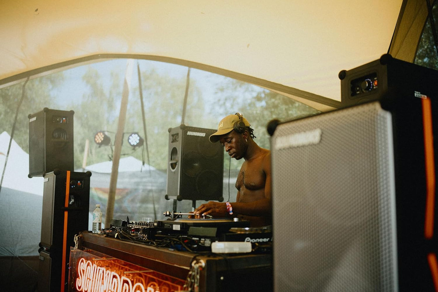 SOUNDBOKS 4 – Bluetooth Performance Speaker – USB-C Charging Battery – Loudest Party Speaker with 40 Hours of Battery – Wireless and Portable Speaker - Designed in Denmark – 126dB (Metallic Gray)