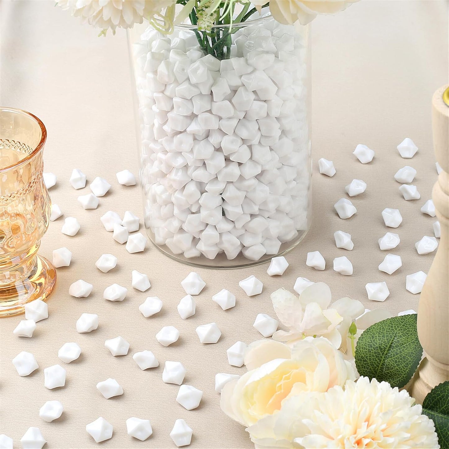 YATOJUZI 500pcs Fake Ice Cubes White Acrylic Crushed Rocks Vase Fillers Plastic Diamonds Gems for DIY Party Wedding Centerpiece Table Scatter Prop Display 0.5" (Only White)